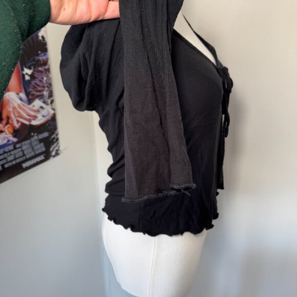 Urban Outfitters Kimchi Blue Black Long Sleeve Scalloped Cropped Blouse - Picture 8 of 12